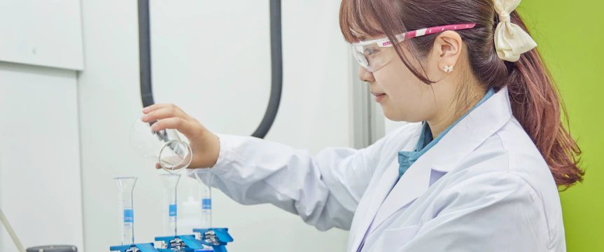 社員が実験器具を使って作業している様子