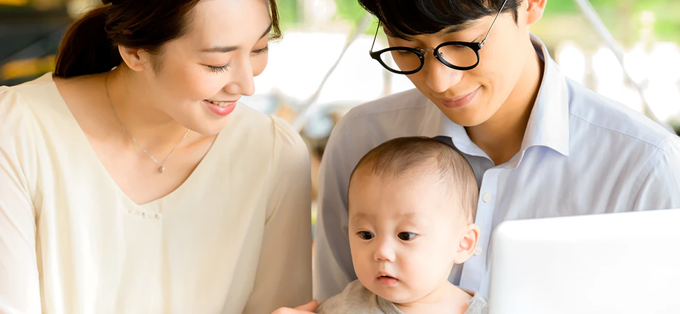 赤ちゃんを囲む家族の様子