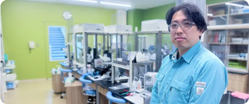 社員が実験室内で機器を操作している様子