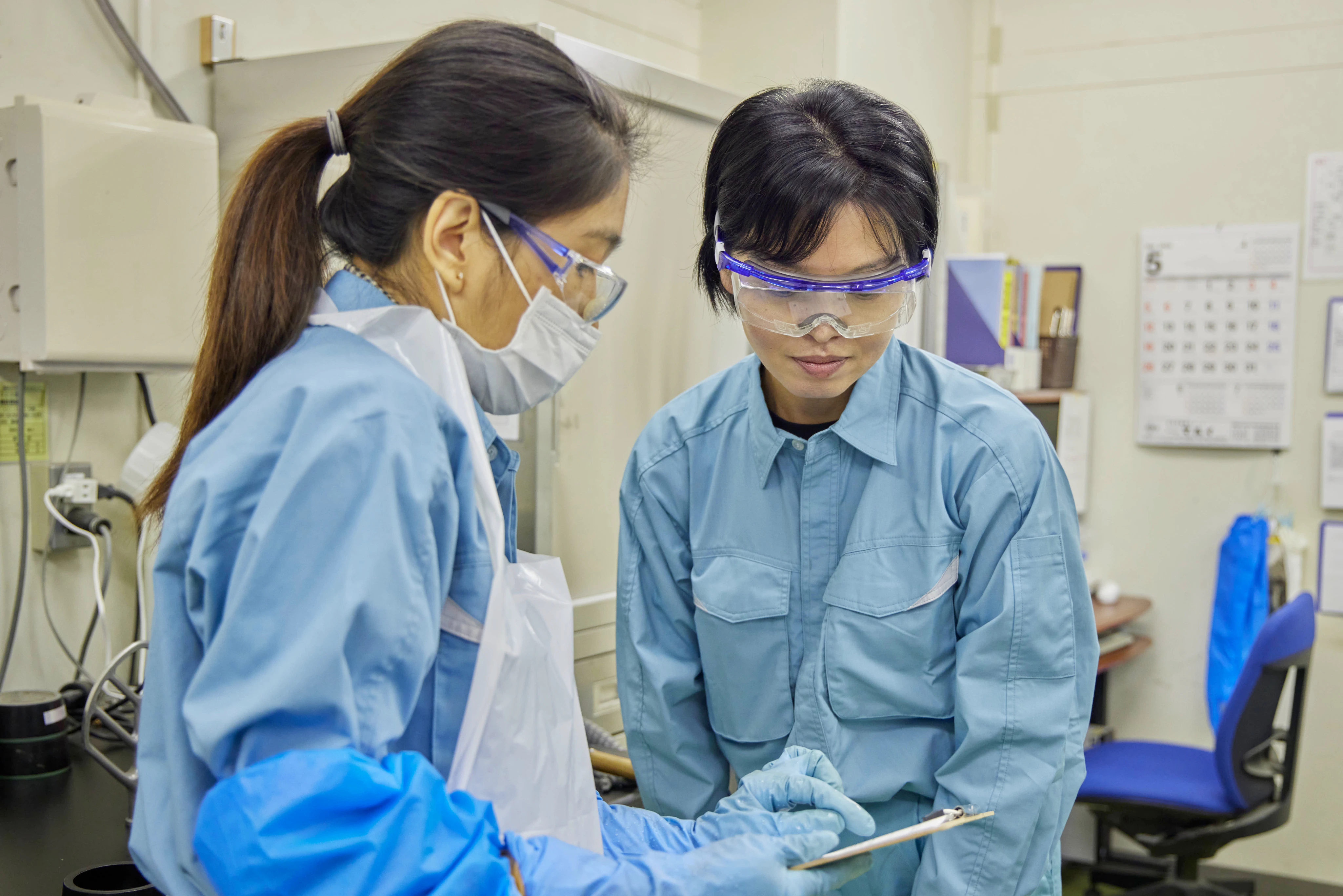 社員が保護具を着用し作業に集中している様子