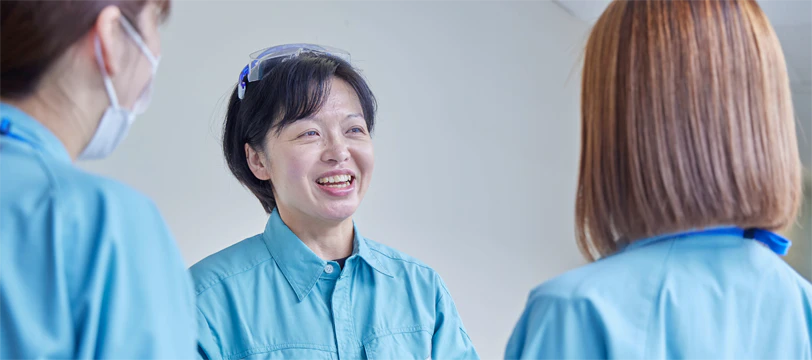 社員同士が会話している様子